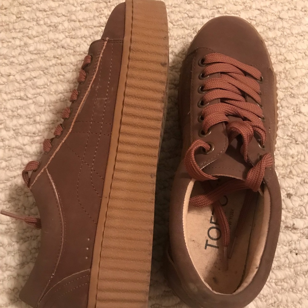 Brown platform sneaker